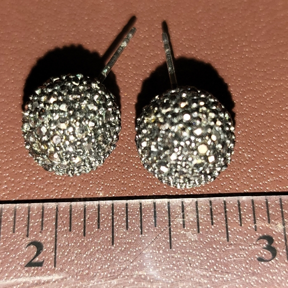 Elegant Black Stud Earrings - Picture 2 of 2